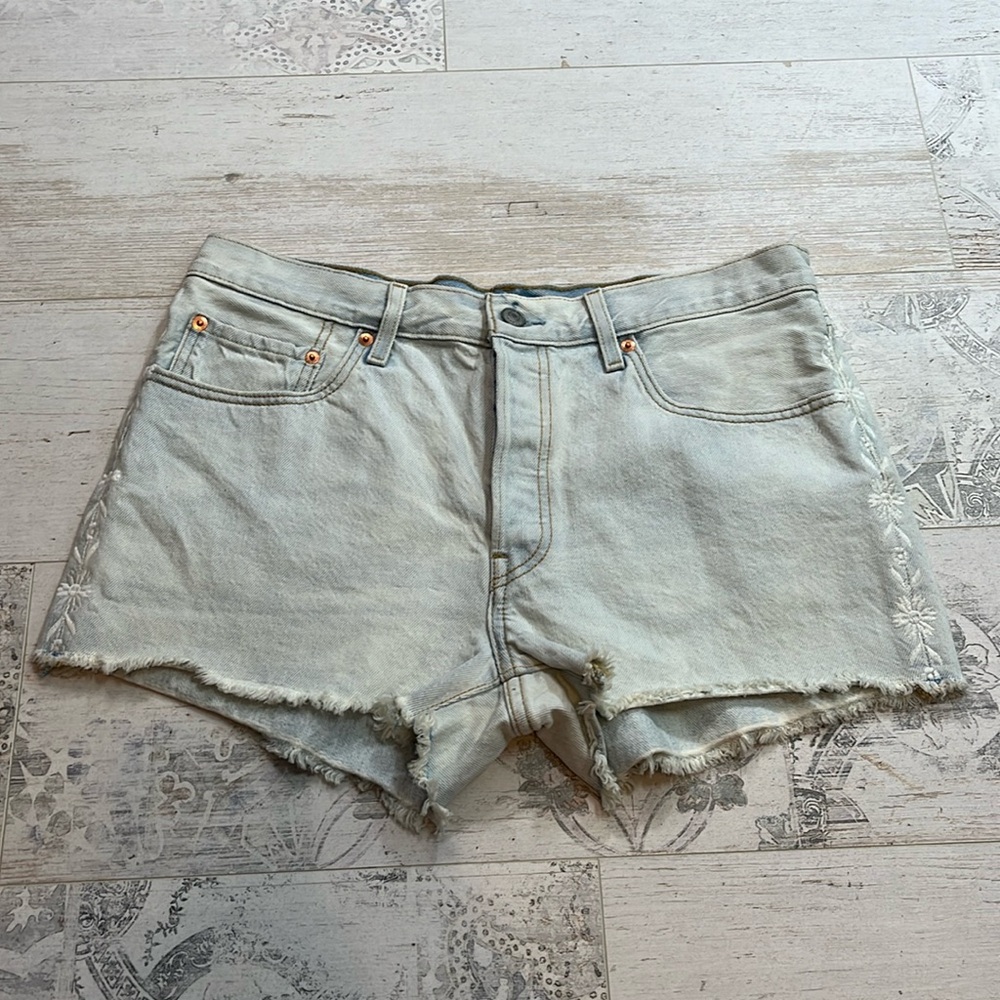 Levi’s Light Wash 501 Embroidered Cut Off Jean Shorts Size 31